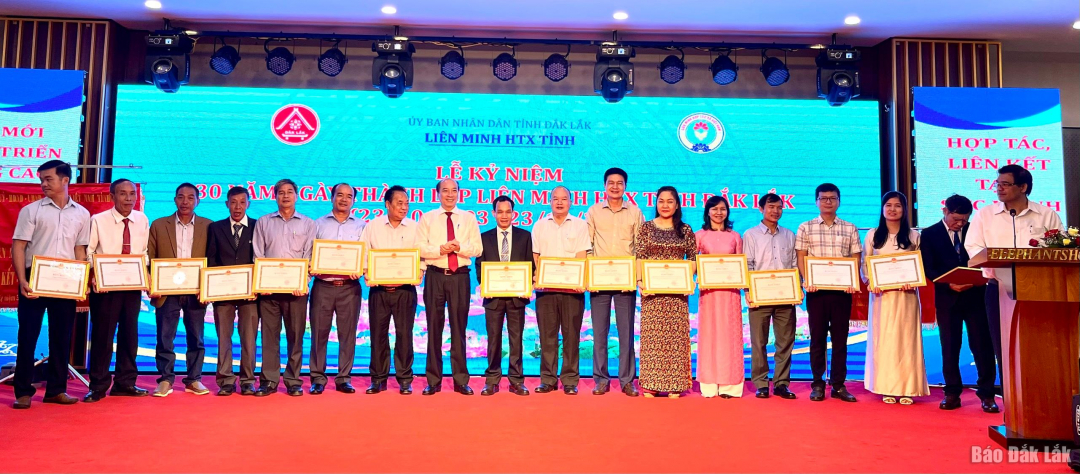 chủ tịch trao bằng khen